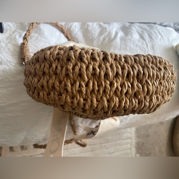 Chic Tan Woven Crossbody Bag with White Handles - Picture 6 of 8